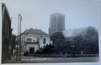 Wilhelminastraat met noterishuis en kerk links het Zwijnshoofd